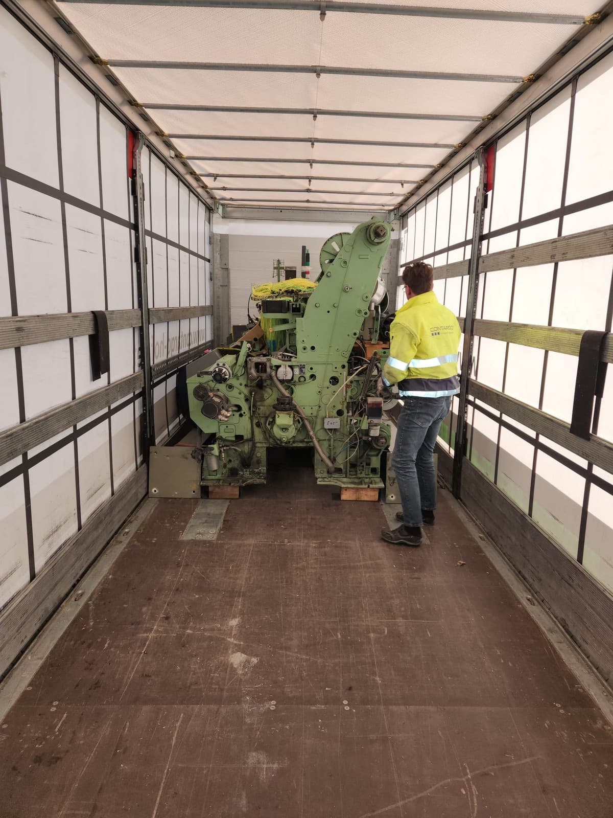 Dismantling and loading jacquard looms