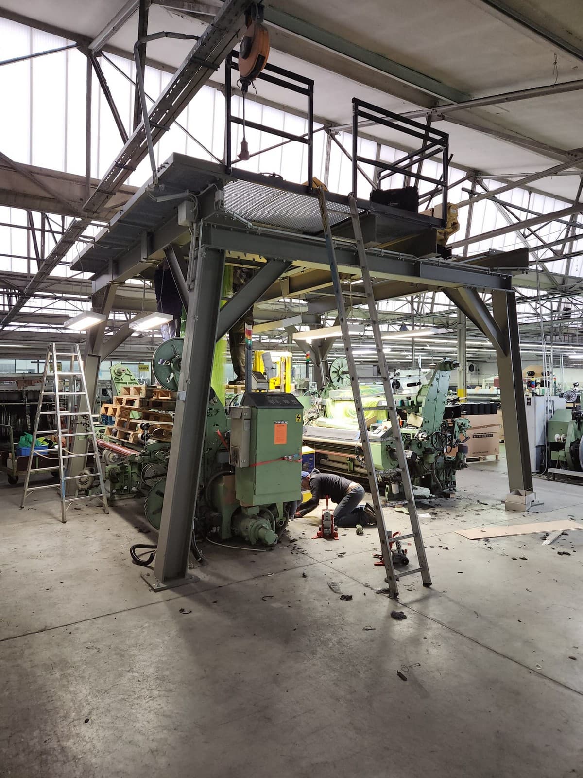 Dismantling and loading jacquard looms