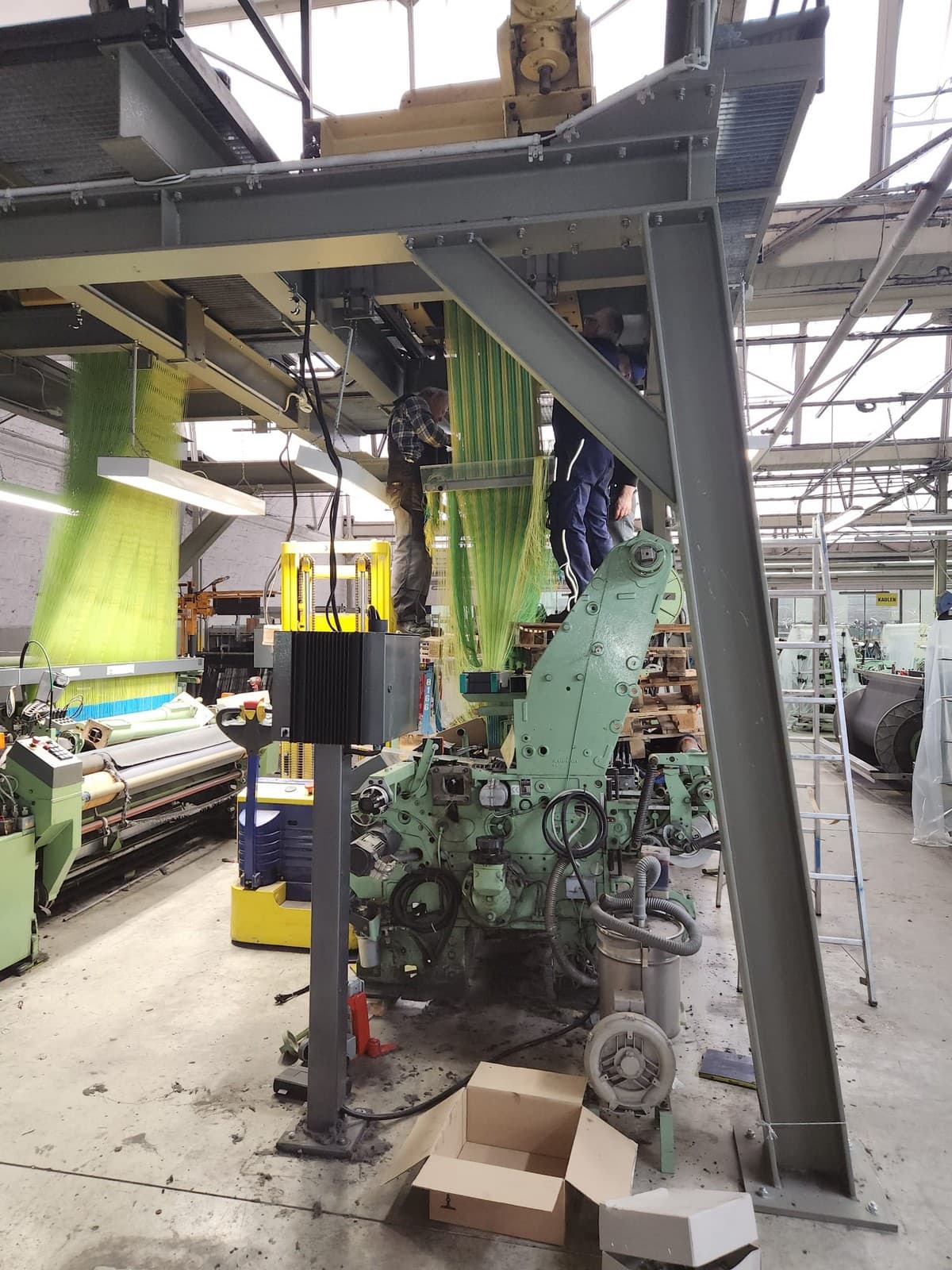 Dismantling and loading jacquard looms