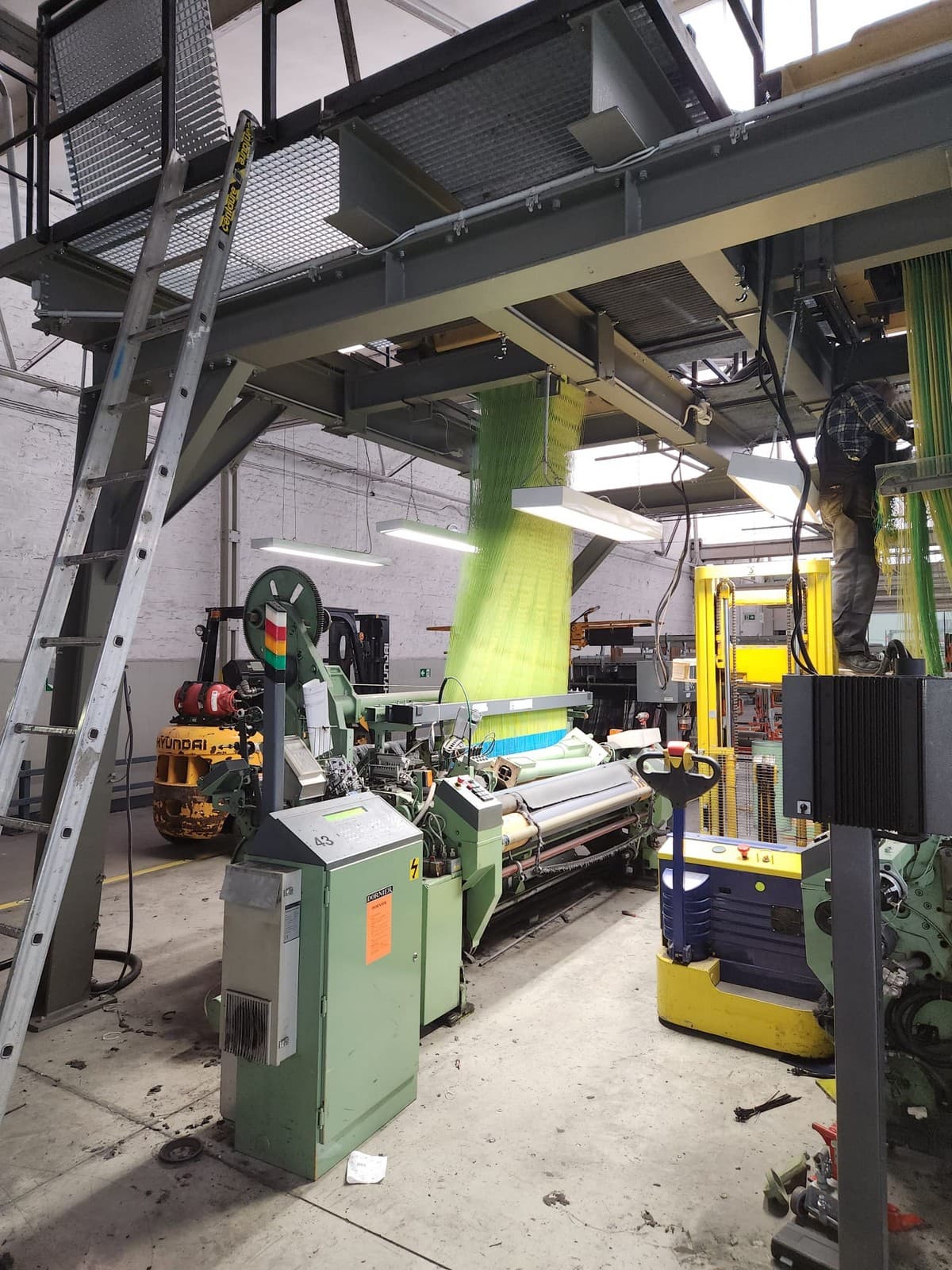 Dismantling and loading jacquard looms