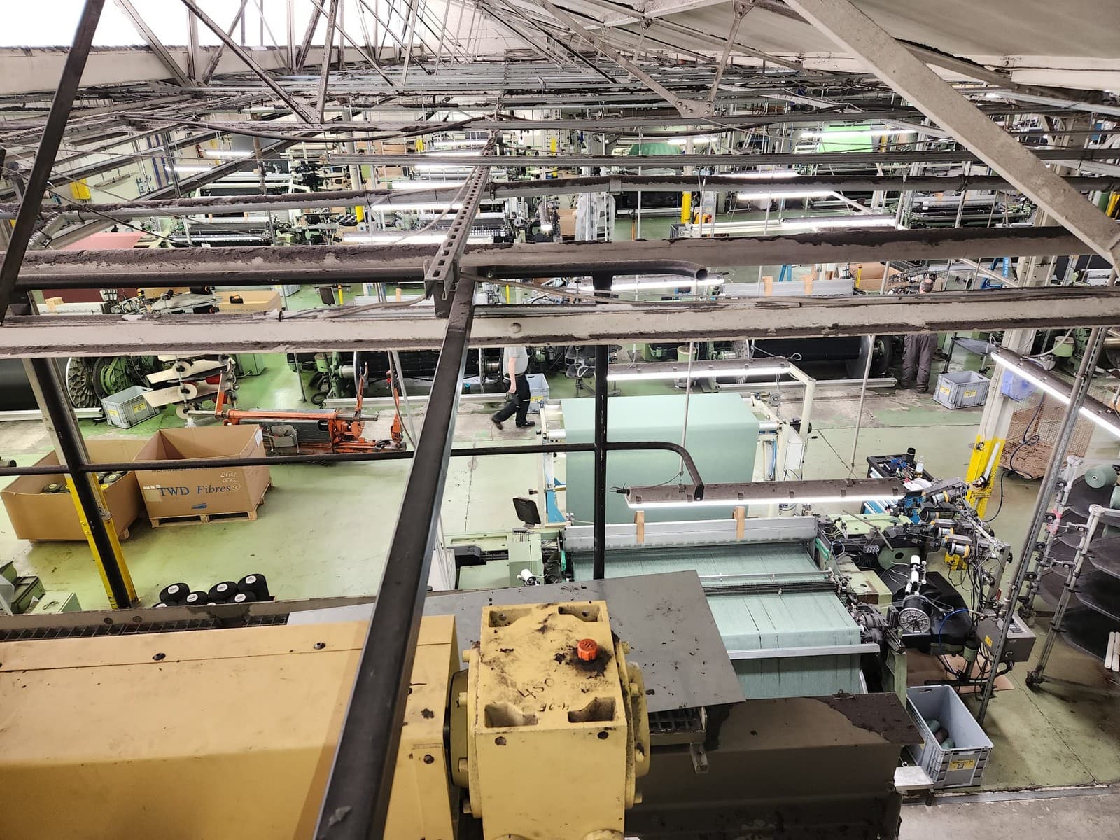 Dismantling and loading jacquard looms