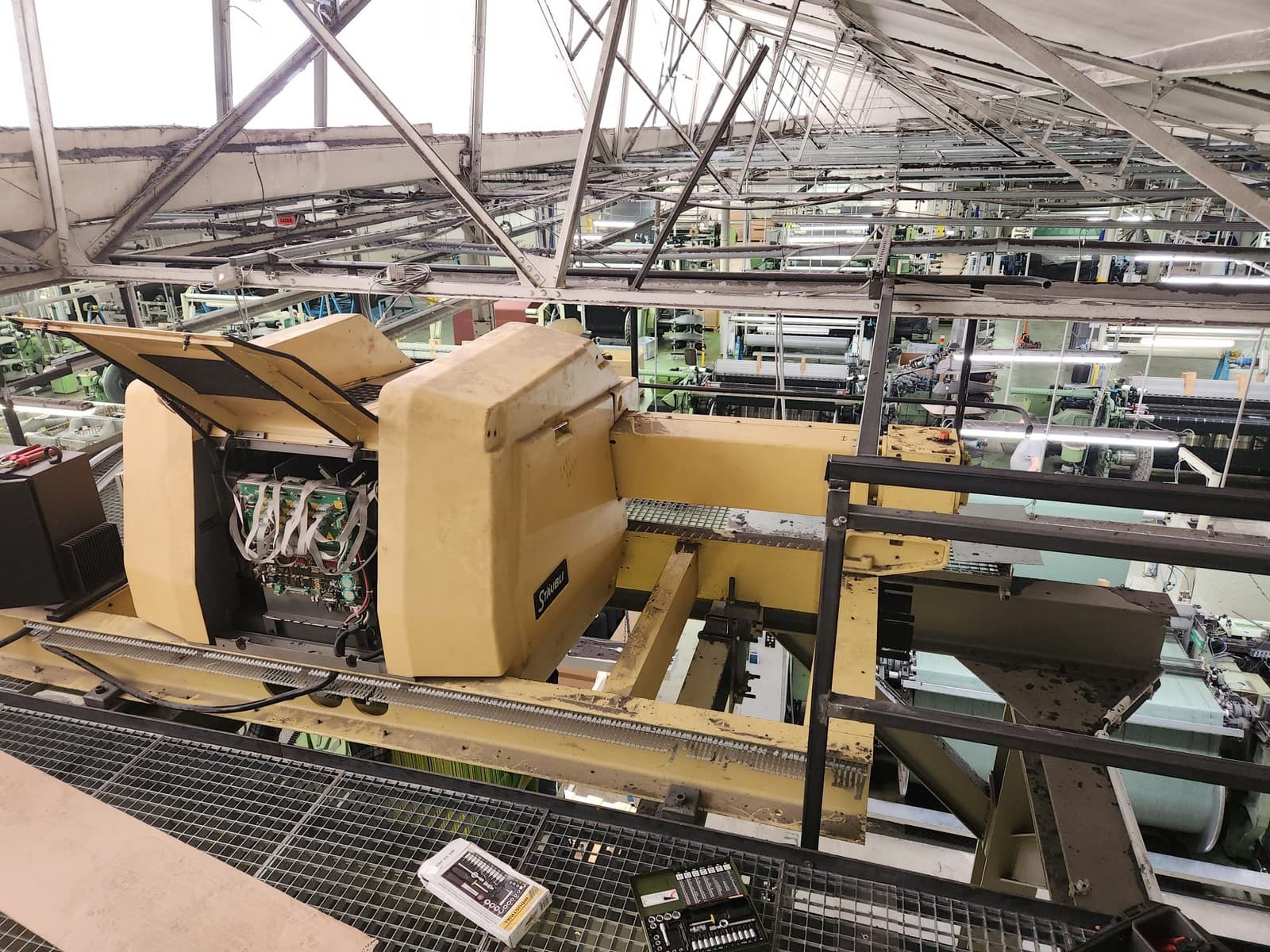 Dismantling and loading jacquard looms