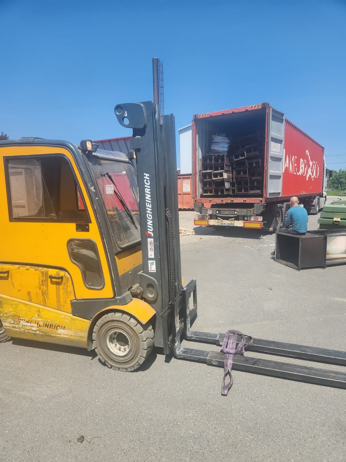 Loading and relocation of a Bruckner dryer from the Czech Republic to Morocco