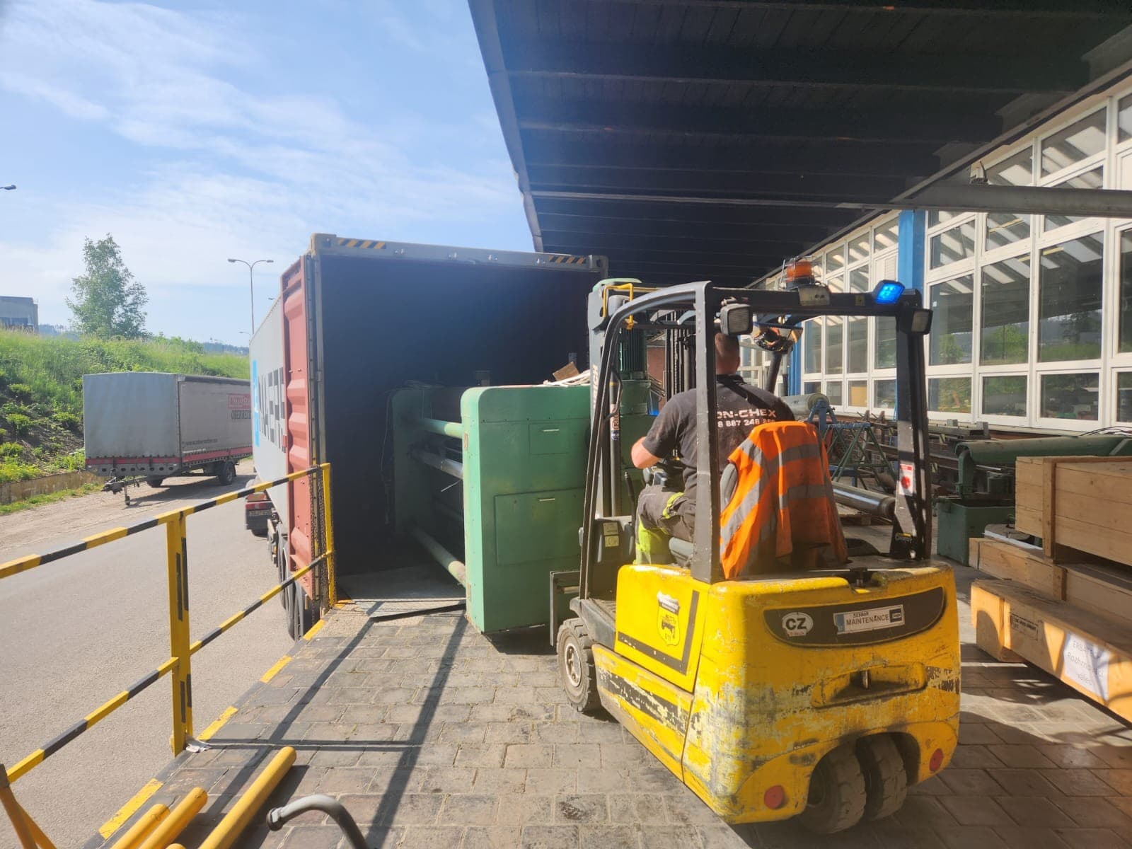 Loading and relocation of a Bruckner dryer from the Czech Republic to Morocco