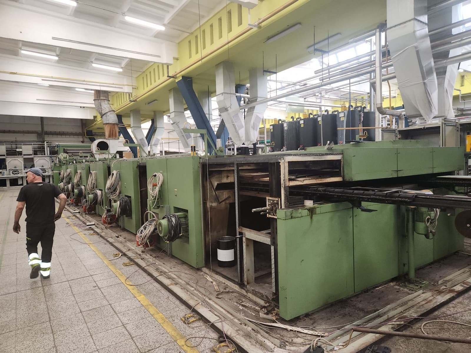 Loading and relocation of a Bruckner dryer from the Czech Republic to Morocco