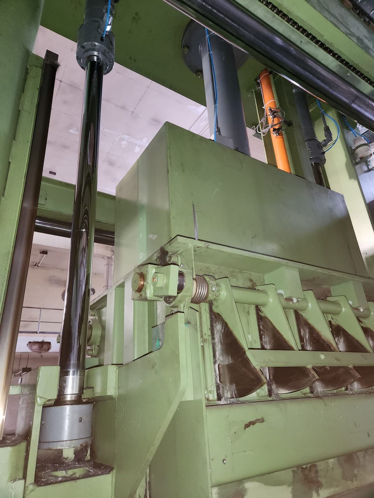 Relocation of a textile press from Germany to Spain