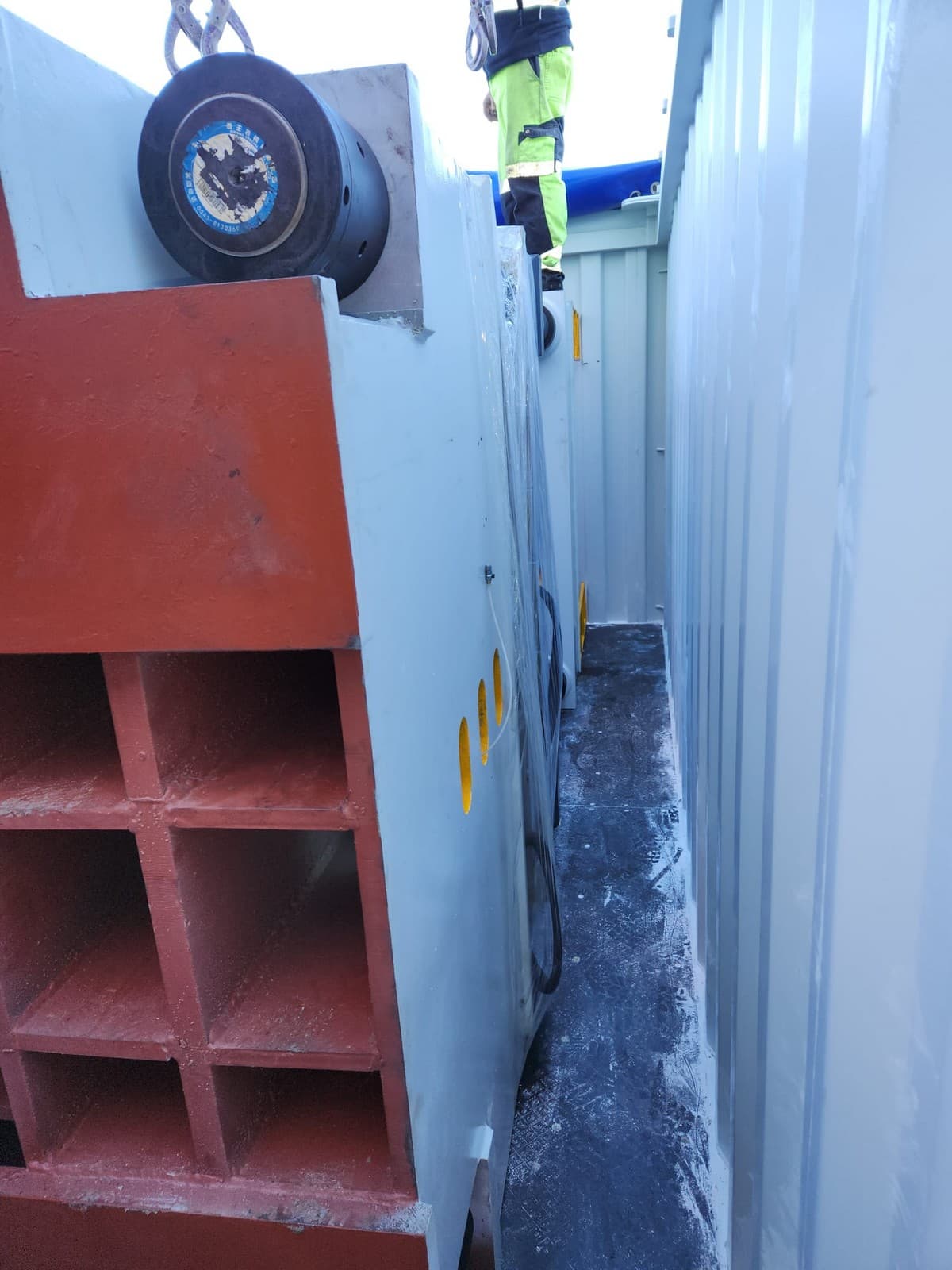 Unloading and setting up hydraulic presses