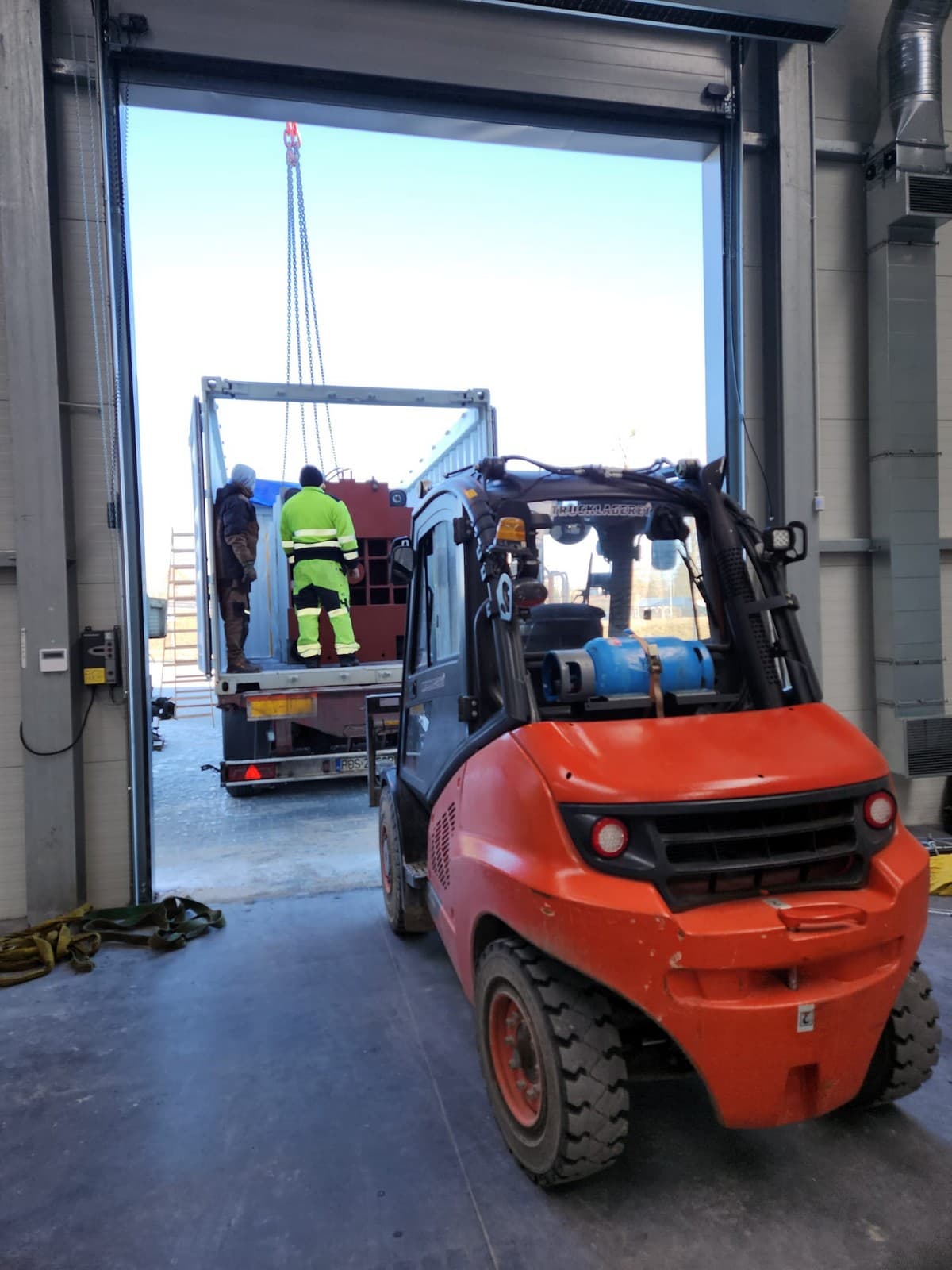 Unloading and setting up hydraulic presses