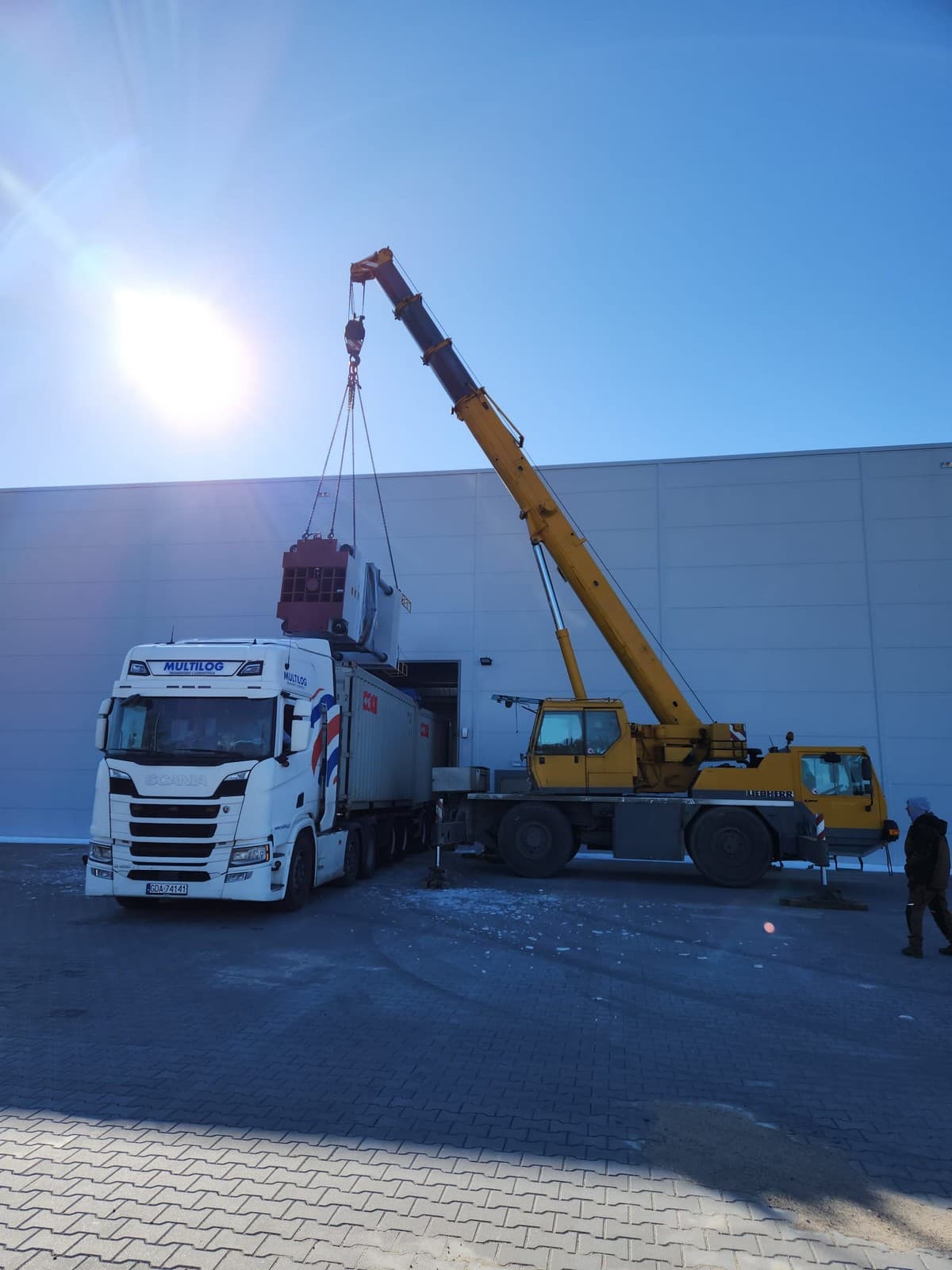 Unloading and setting up hydraulic presses