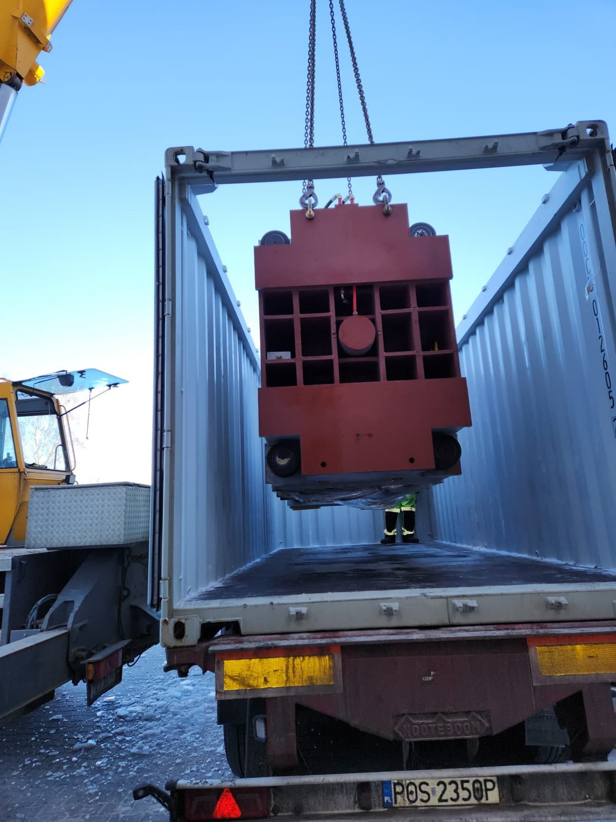 Unloading and setting up hydraulic presses