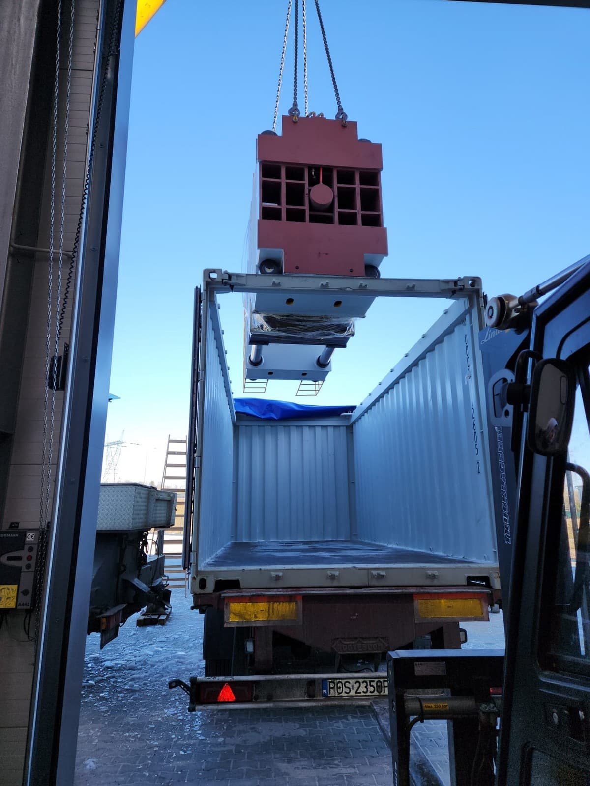 Unloading and setting up hydraulic presses