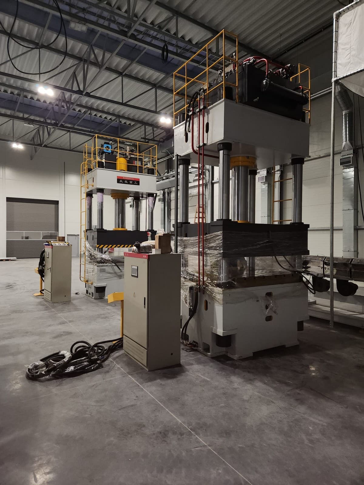 Unloading and setting up hydraulic presses