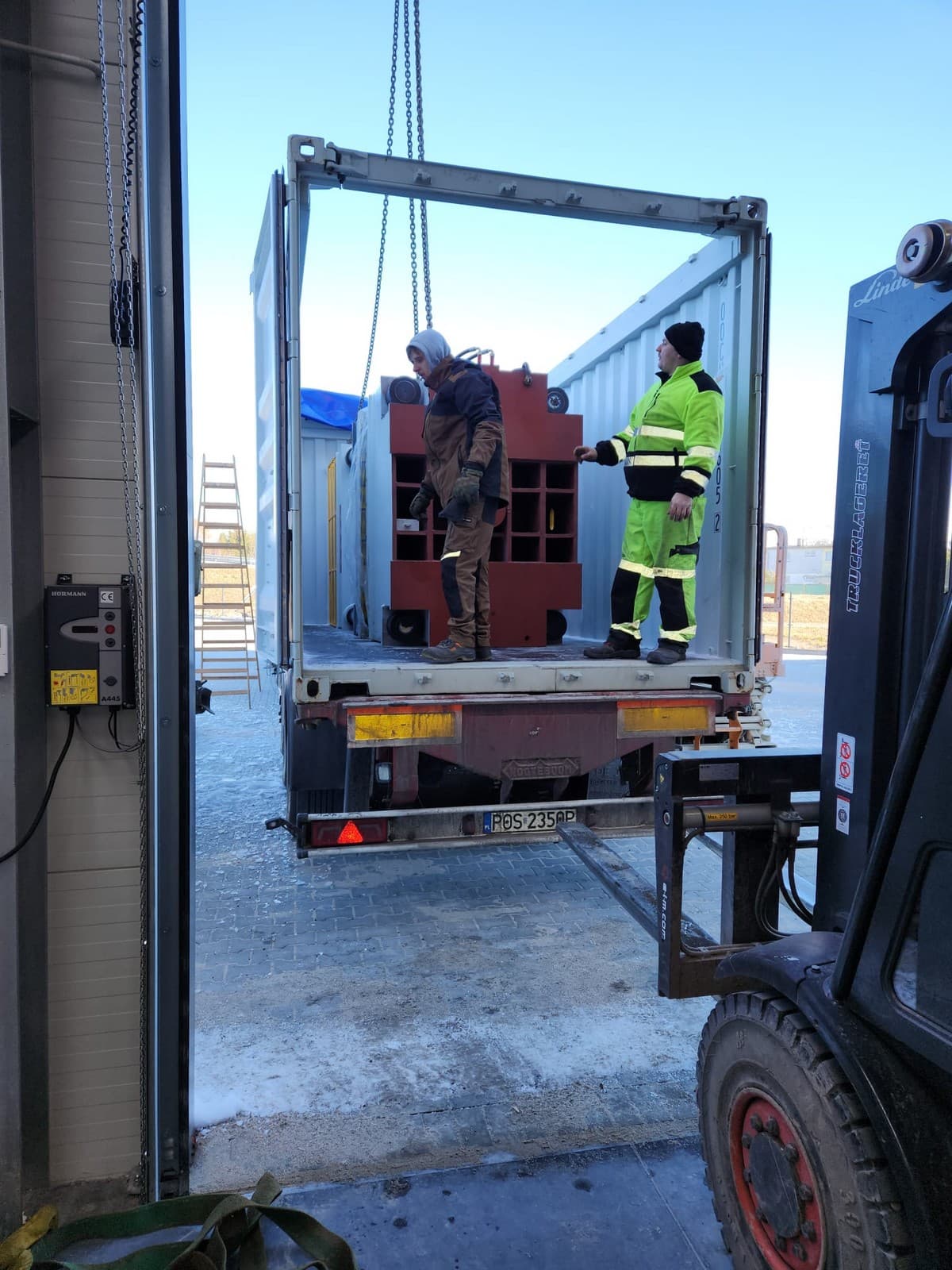 Unloading and setting up hydraulic presses