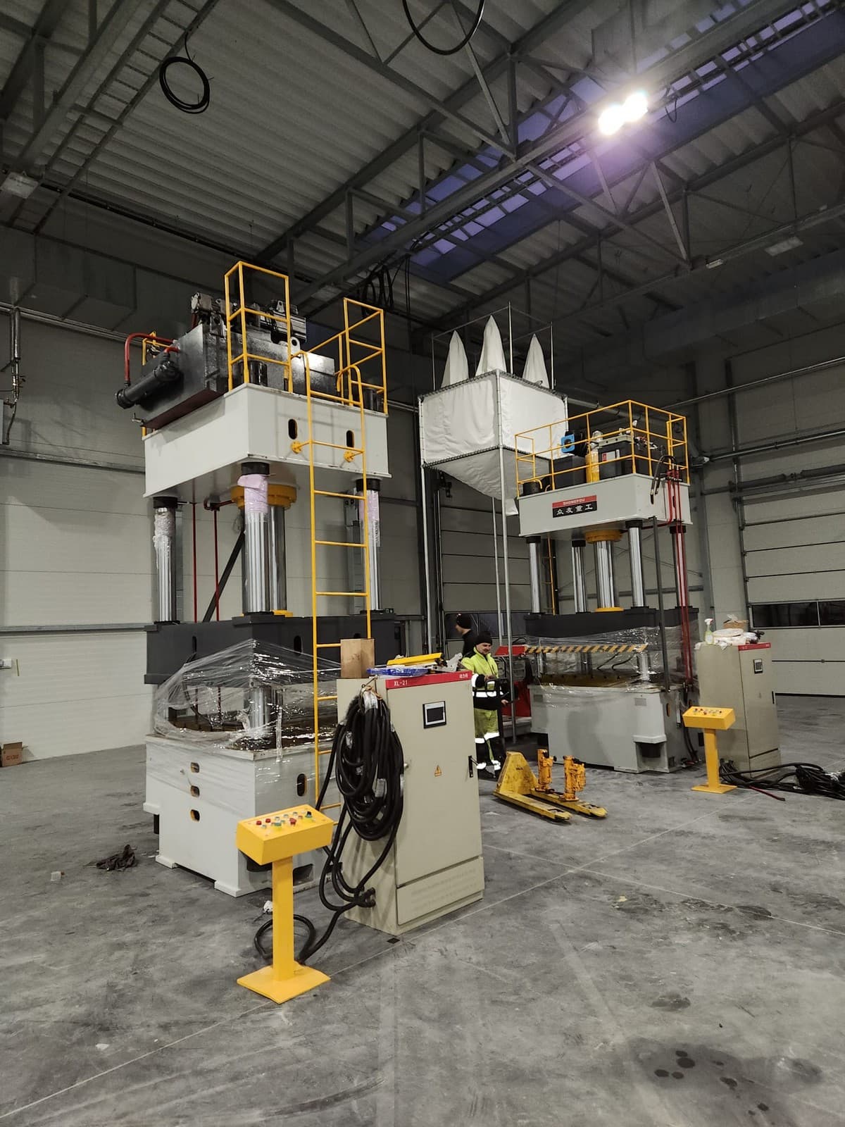 Unloading and setting up hydraulic presses