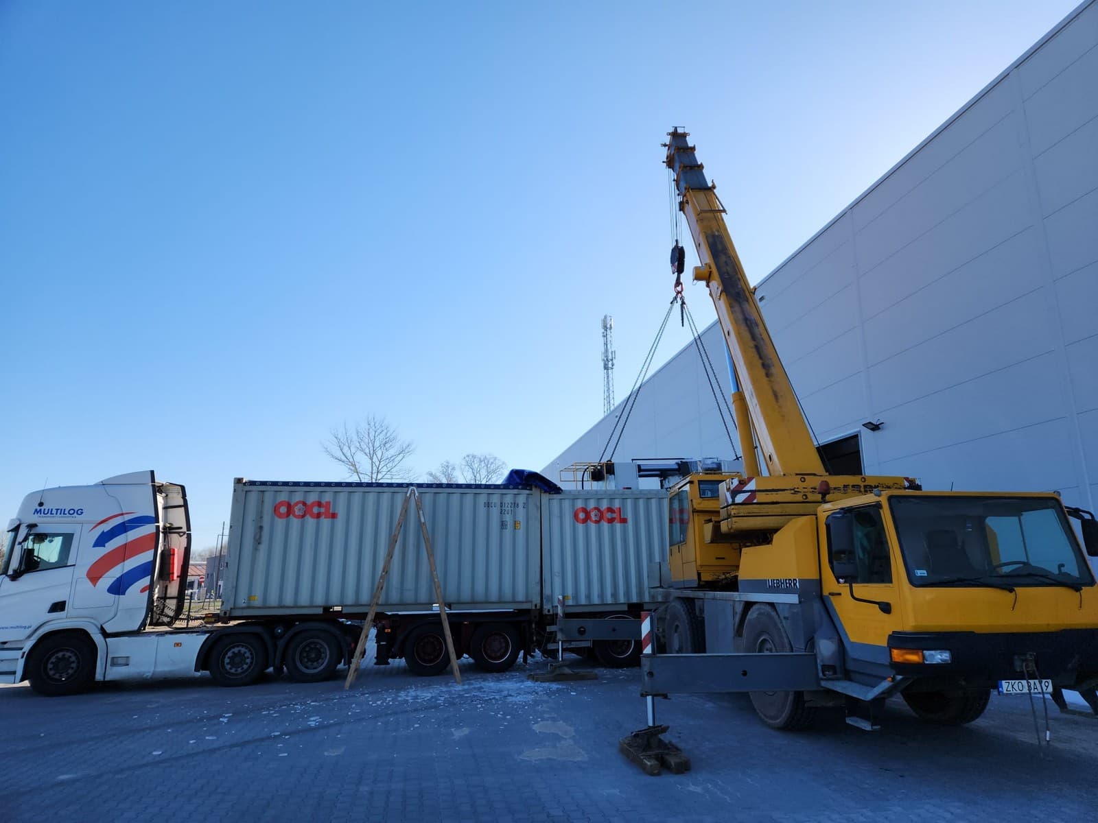 Unloading and setting up hydraulic presses