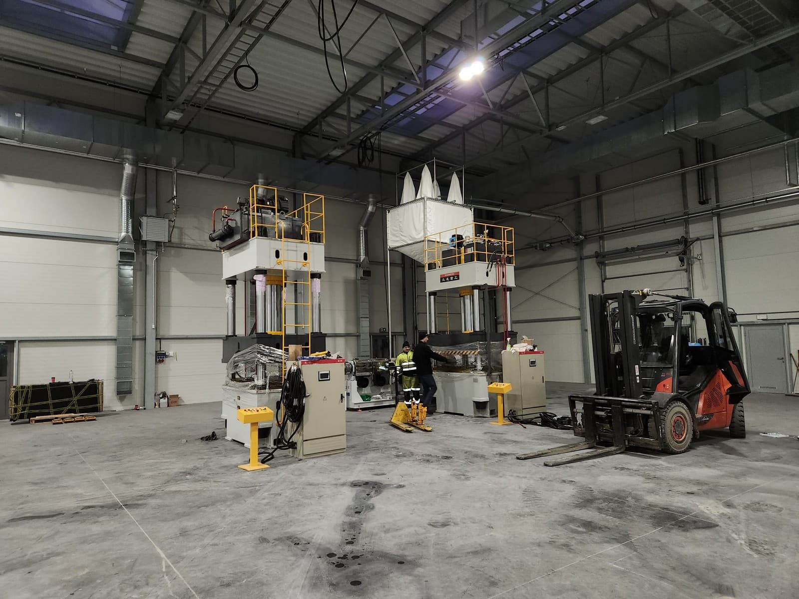 Unloading and setting up hydraulic presses