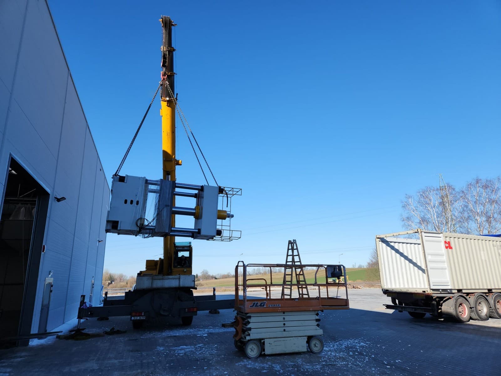 Unloading and setting up hydraulic presses