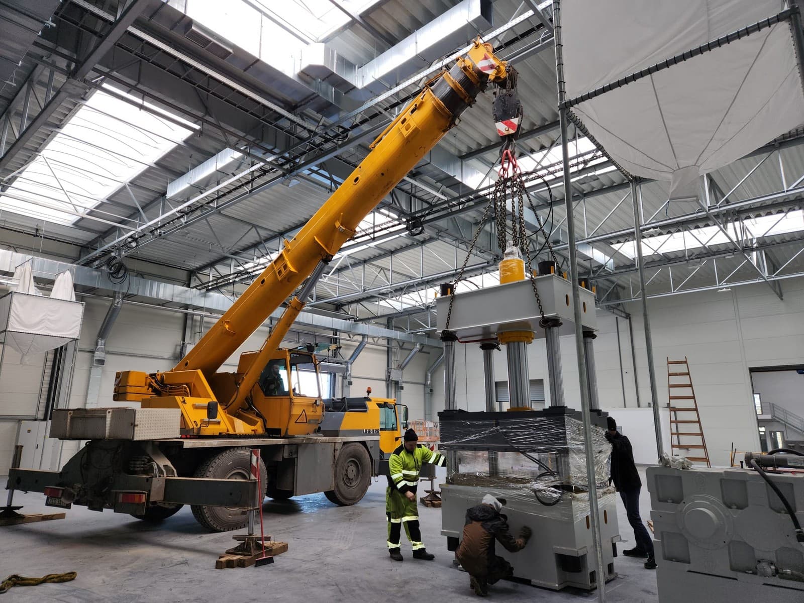 Unloading and setting up hydraulic presses